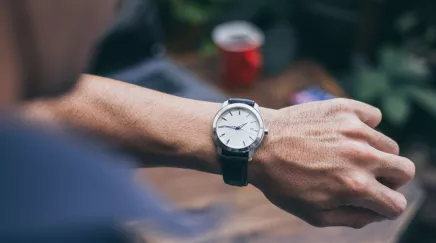 travail posté : un homme regarde sa montre