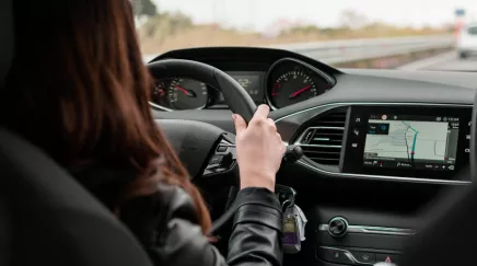 femme qui conduit sa voiture pour travailler