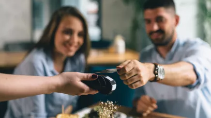 homme payant au restaurant