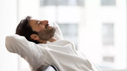 homme qui se détend au bureau