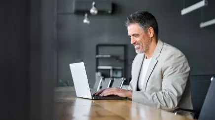 un homme qui travaille sur son ordinateur