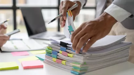 pile de dossiers sur bureau