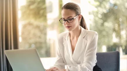 Jeune professionnelle qui utilise son ordinateur 