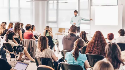 Un formateur qui donne une formation à des collaborateurs