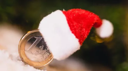 Pièce d'un euros avec un bonnet de noël