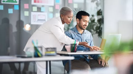 Deux collaborateurs devant l'ordinateur 