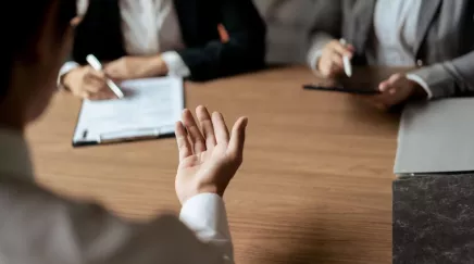 Trois personnes discutant autour d'une table