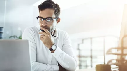 Un homme regardant un ordinateur pendant son travail