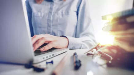 Une femme utilisant un ordinateur