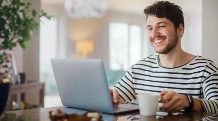 Homme en télétravail qui regarde son ordinateur