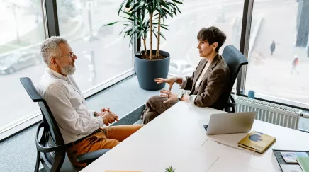 homme et femme qui discute