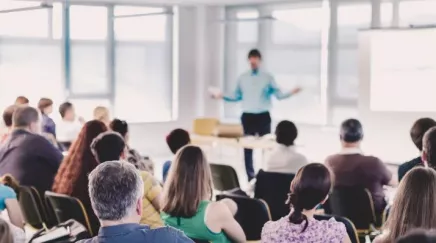 Instructeur donnant une formation à des collaborateurs