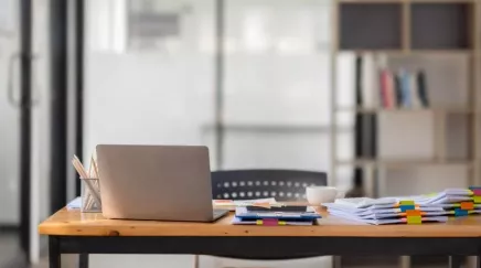 Bureau vide, collaborateur absent