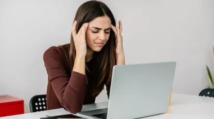 Une femme se prenant la tête