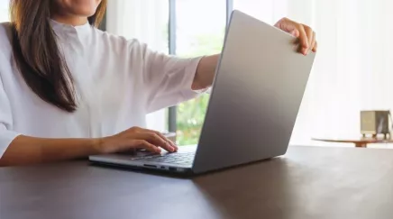 Une femme qui ferme son ordinateur