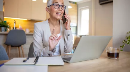 Femme au téléphone