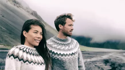 2 personnes devant un paysage lunaire en Islande