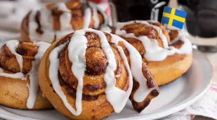 assiette remplie de fika avec un drapeau suédois