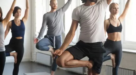 cours de yoga avec hommes et femmes