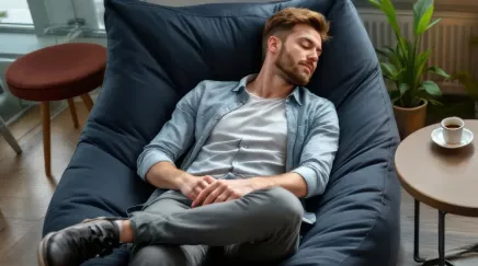 image illustrant un homme qui fait la sieste dans un lieu cosy