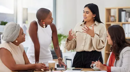 Nouveau manager en poste, en train de discuter avec son équipe