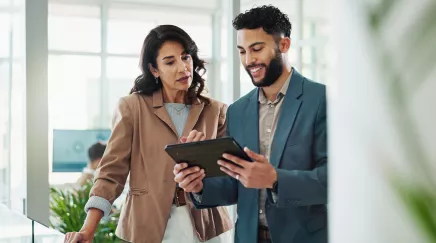 collègues devant une tablette