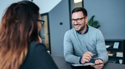 femme et homme en train de discuter