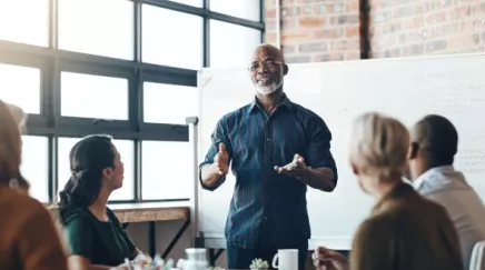 Senior homme d'affaires présentant lors d'une réunion