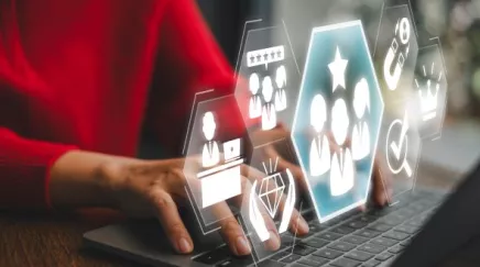 Illustration d'une collaboration entre employeur et salarié pour financer une formation, soulignant les bénéfices réciproques de cet investissement.