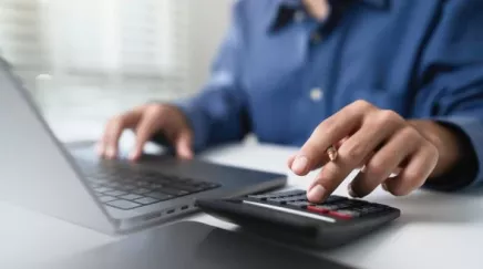 Illustration d'un responsable RH en train de rédiger une clause de rémunération variable, avec des éléments clés à inclure pour garantir sa clarté et son efficacité.