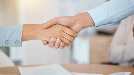 deux personnes se serre la main dans le cadre d'un onboarding ou d'un offboarding