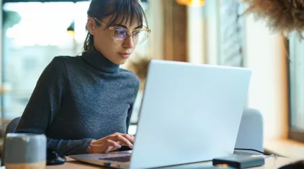 RH réfléchissant aux questions à poser durant sa démo SIRH