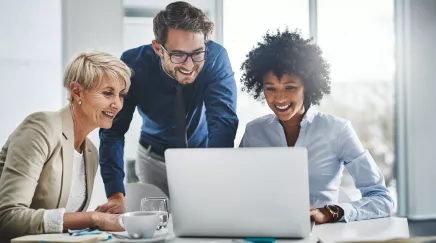 Collaborateurs souriants grâce à une bonne marque employeur