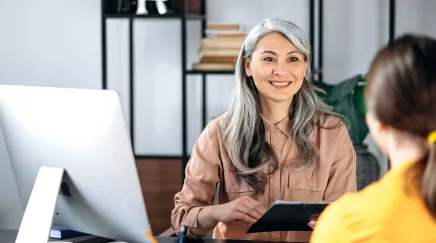 Rh utilisant son SIRH durant un entretien avec un collaborateur