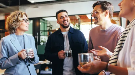 Un groupe de collègues discute pendant une pause café