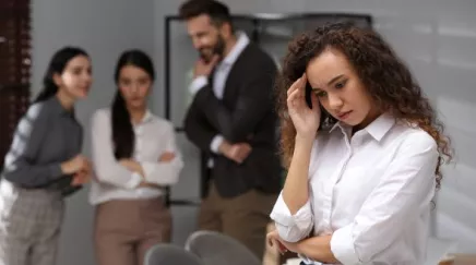 Responsable RH écoutant une salariée pour traiter un cas de harcèlement au travail