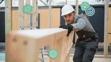 Ouvrier du bâtiment alignant une poutre sur un chantier de construction bois