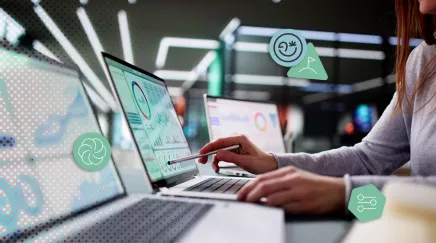 Analyste data visualisant des tableaux de bord pour orienter les décisions stratégiques