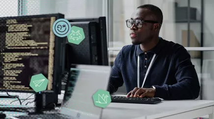 Pentester analysant des lignes de code pour identifier les failles de cybersécurité