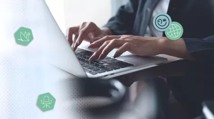 collaboratrice RH sur son ordinateur