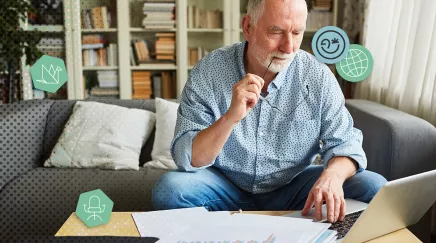 collaborateur qui prépare les documents de sa retraite 