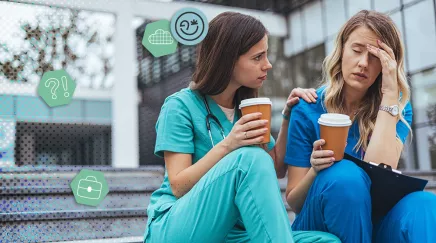 Deux professionnelles de santé en pause, visiblement fatiguées, illustrant la surcharge de travail