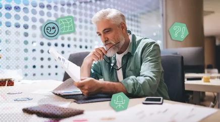 Homme senior concentré lisant un rapport dans un bureau moderne et lumineux