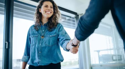 Manager menant un entretien avec un candidat commercial, symbolisant la recherche du vendeur idéal en 2025