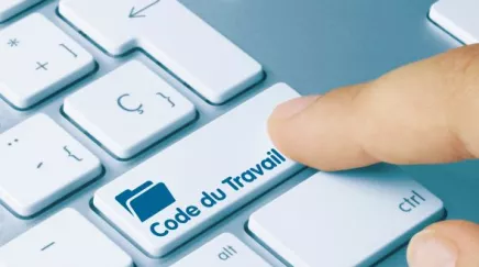 Médecin du travail, responsable RH et salarié discutant d’un avis d’inaptitude professionnelle autour d’un bureau, dossiers ouverts devant eux.