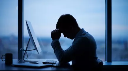 Salariée en télétravail, seule devant son ordinateur, illustrant le sentiment d’isolement professionnel en 2025