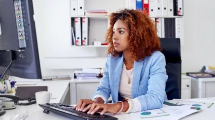Une femme consultant son ordinnateur