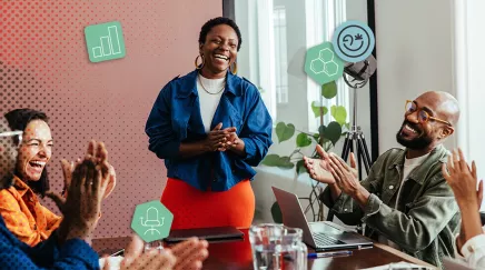 e cheffe d’équipe applaudie par son équipe dans une réunion conviviale