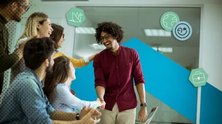 Un collaborateur accueilli chaleureusement par son équipe dans une salle de réunion Cisco