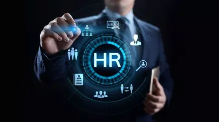 Employeur et salarié senior examinant un tableau des différentes options de départ à la retraite.
